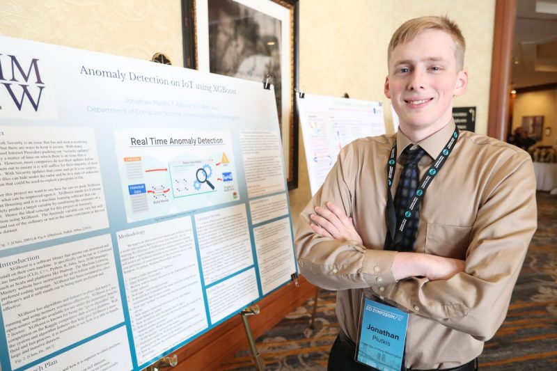Student presents poster at 2022 CCI Symposium