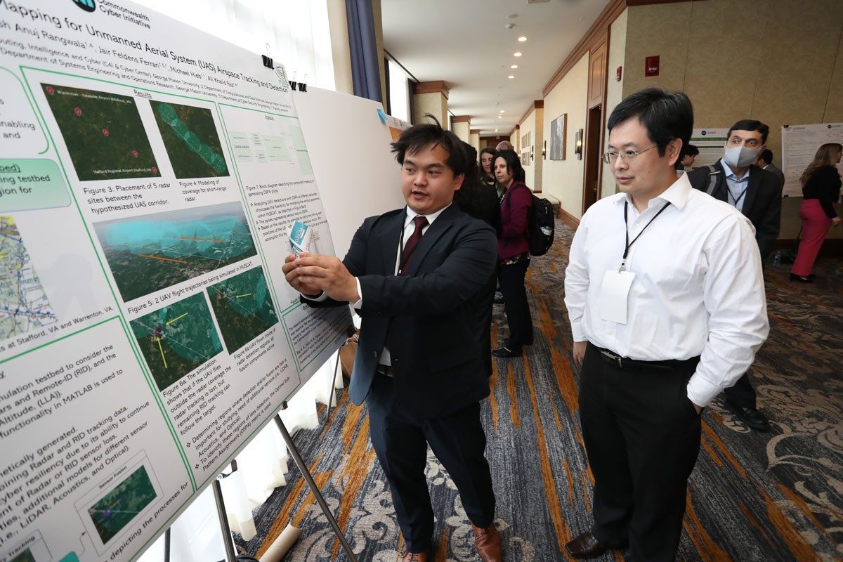 CCi rsearcher Yi Shi listens to a student discuss his research