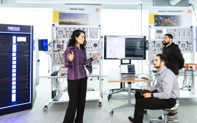 Instructor speaks to students at Mason Innovation lab amid equipment